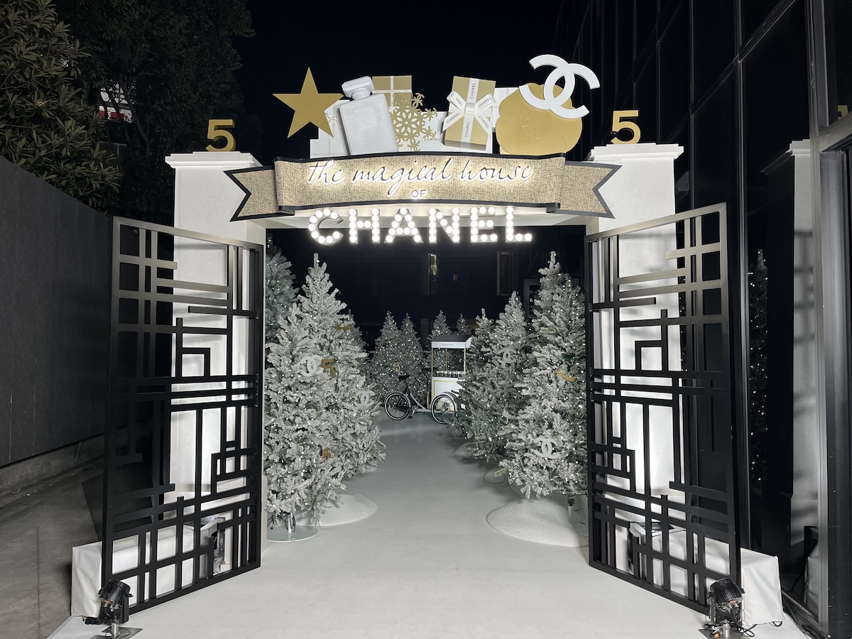 シャネル」が原宿でホリデーのポップアップを開催 “魔法の冬物語”の