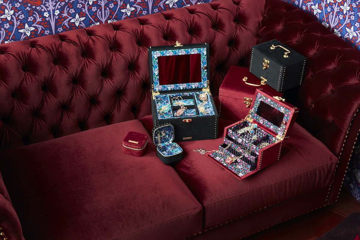 フランフラン」と「アナ スイ」がコラボ 主役級ソファや貼ってはがせる