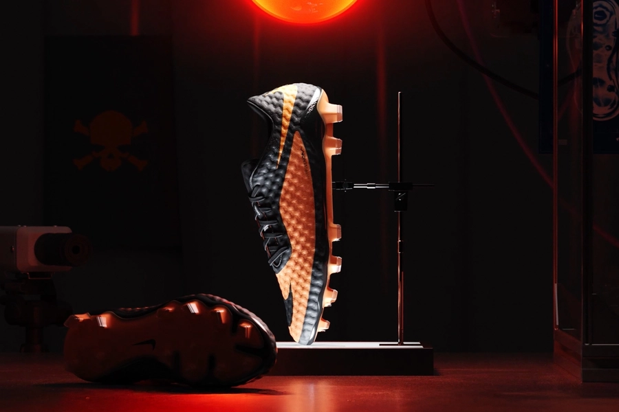 Nike、アイコニックなハイパーヴェノム RGNサッカースパイクを復刻
