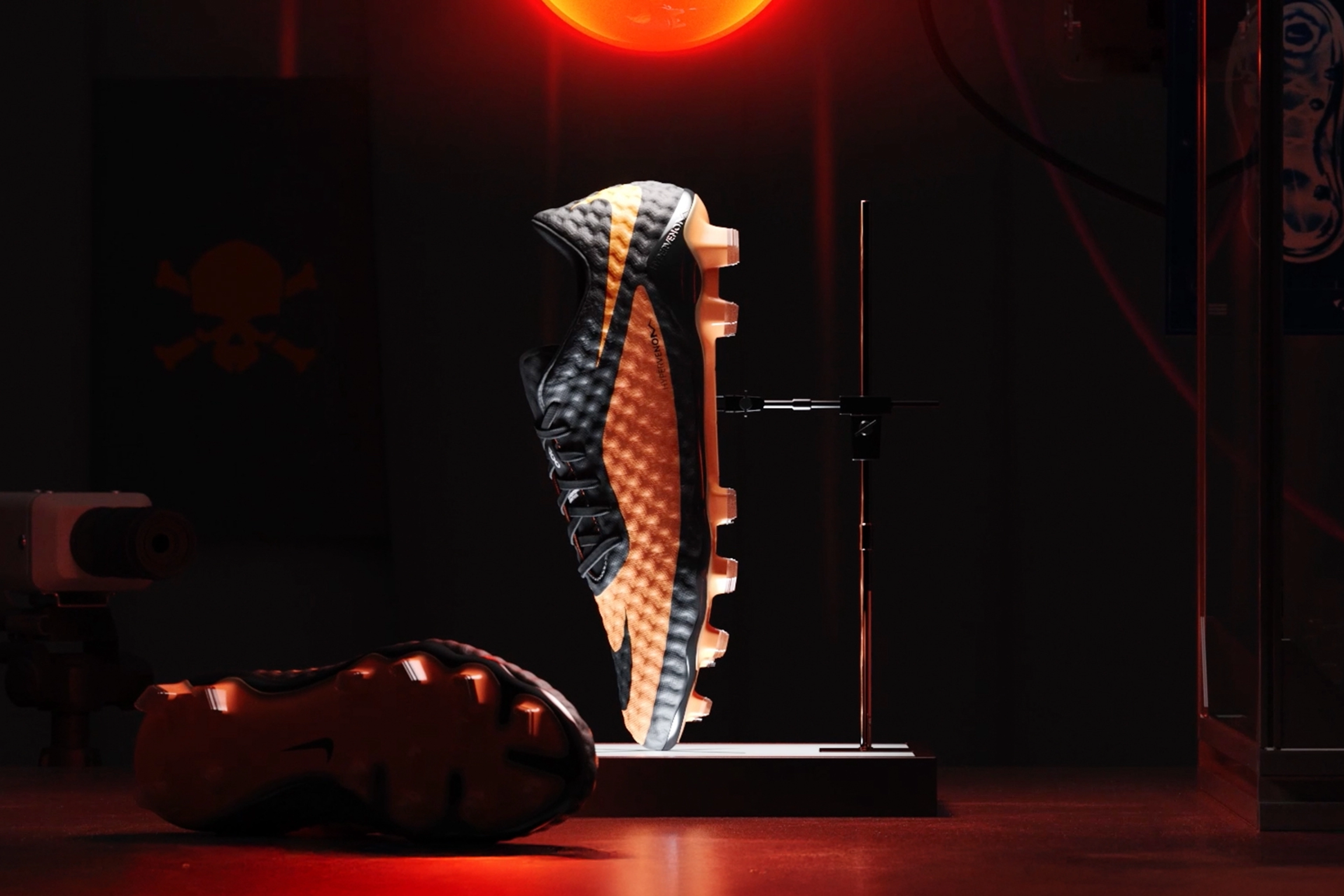 Nike、アイコニックなハイパーヴェノム RGNサッカースパイクを復刻