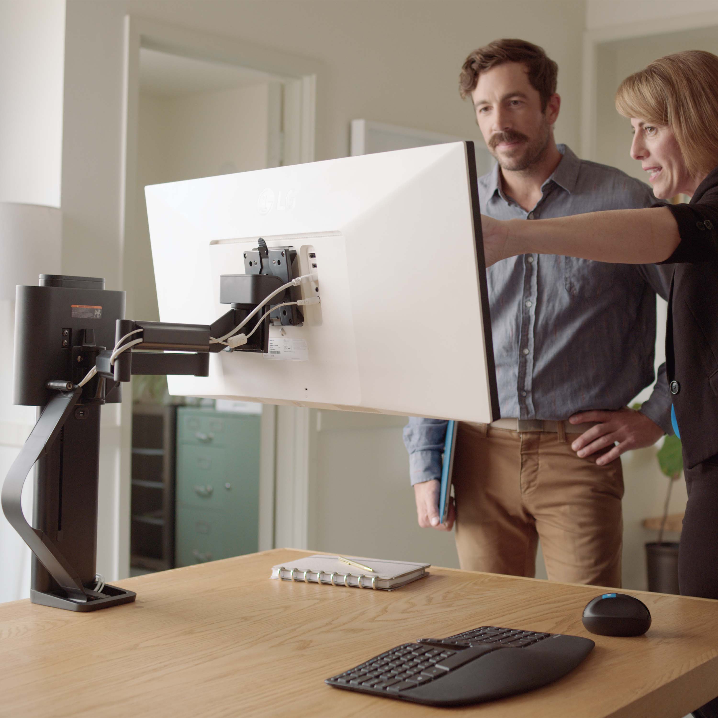 高さ調整可能なモニタースタンド | エルゴトロン