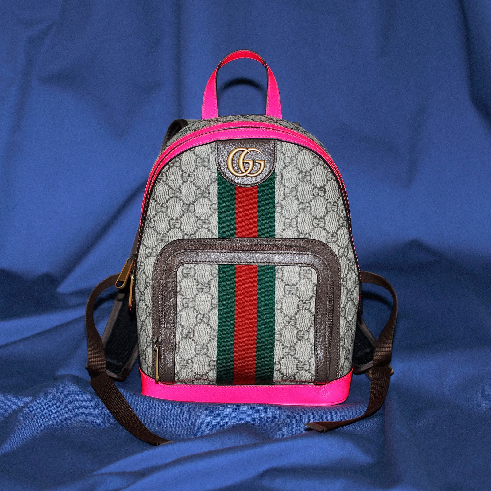 グッチの新作はヘリテージなデザインの中にネオンカラーが冴える