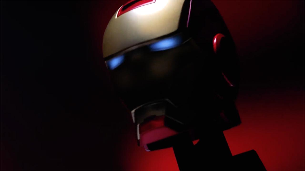 目が光って、マスクが開く。このアイアンマンで充電できるのは