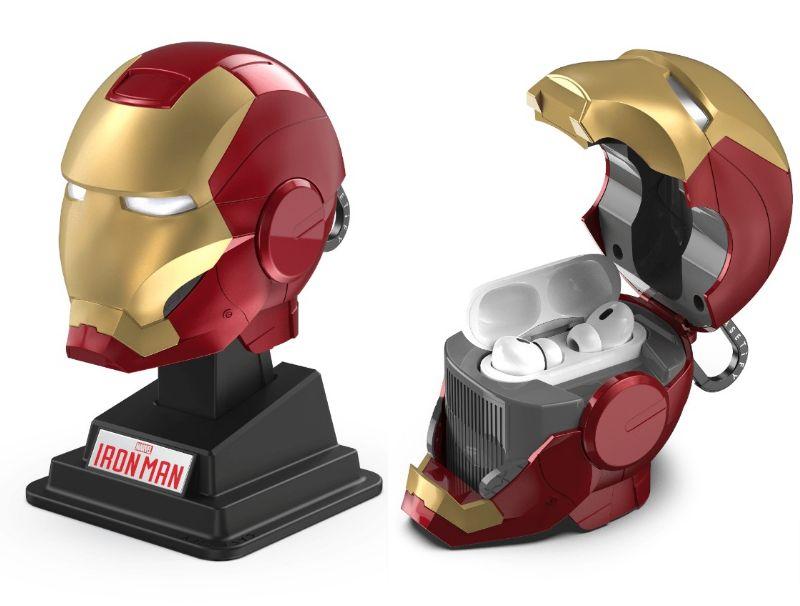 目が光って、マスクが開く。このアイアンマンで充電できるのは