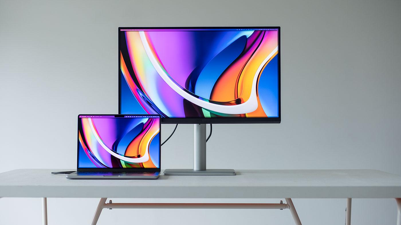 このMacBookとの一体感を見よ。BenQがMac向けディスプレイにかける本気
