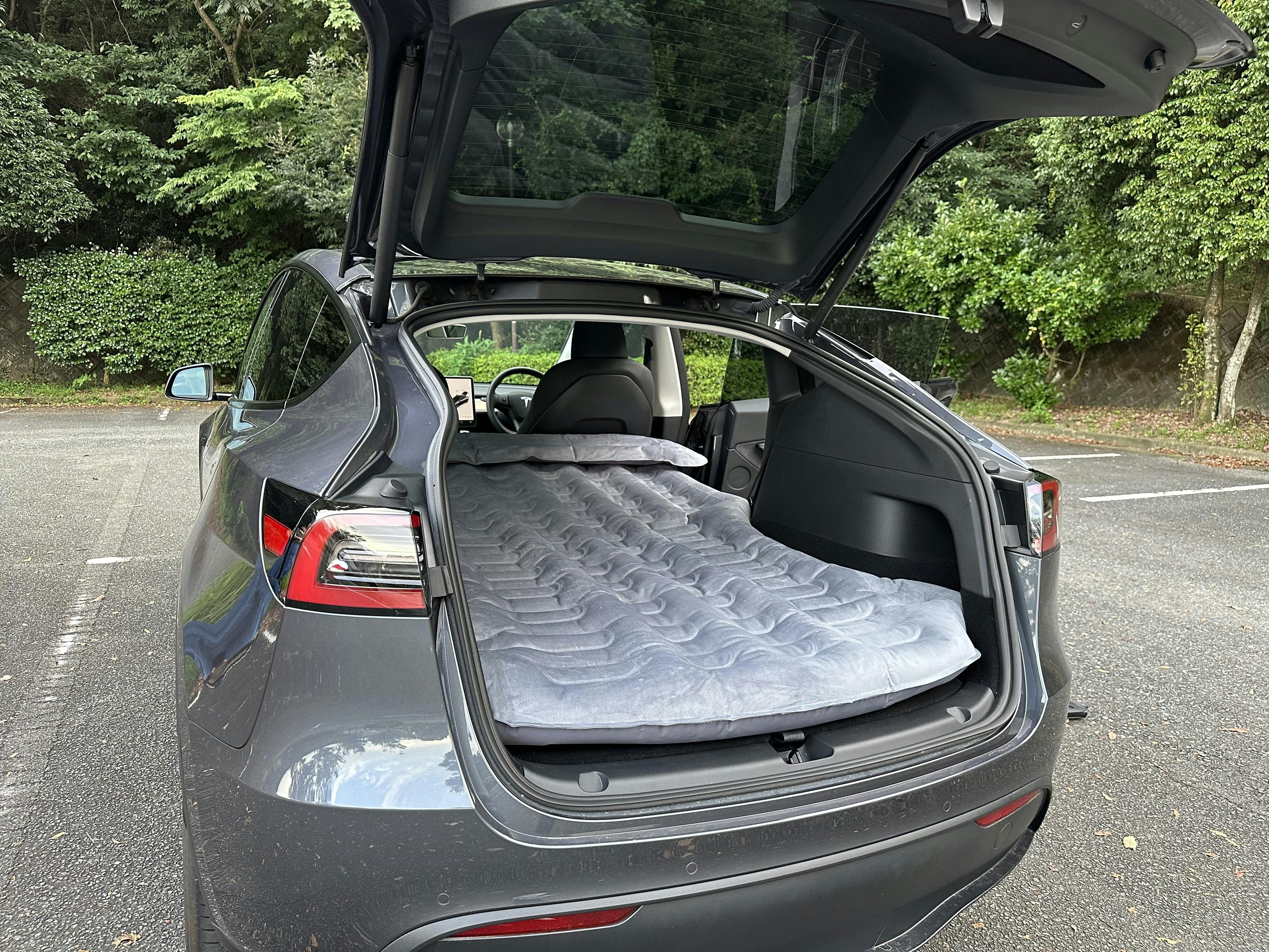 テスラの車中泊をもっと快適に！60秒で設置ができるモデルY専用マット
