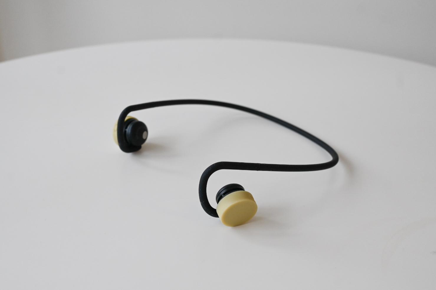 オープンイヤー型なのに没入感がすごい。まるで「耳スピ」な新感覚