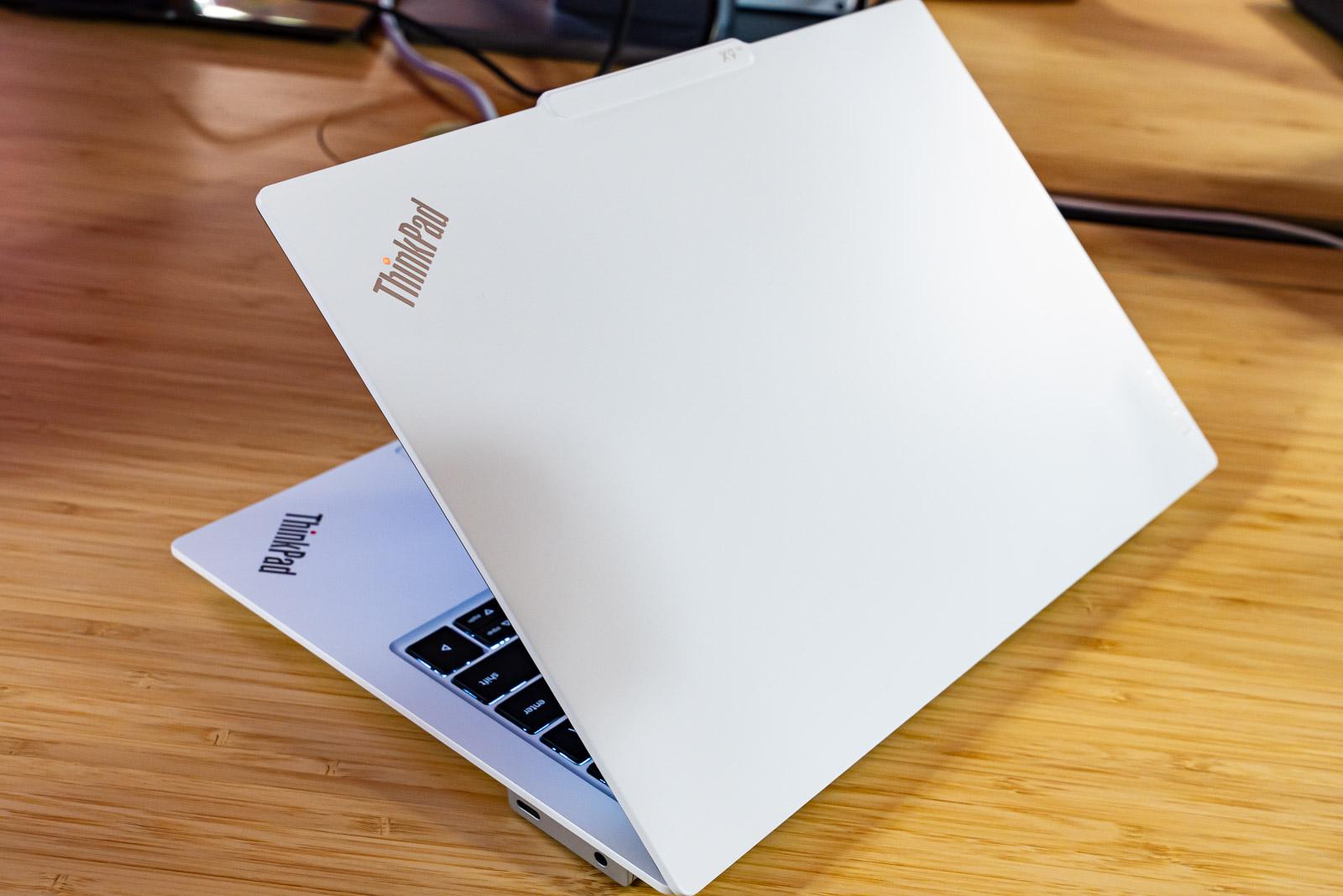 レノボ新機種「白いThinkPad」「画面回転式ノートPC」の詳細。事業好調