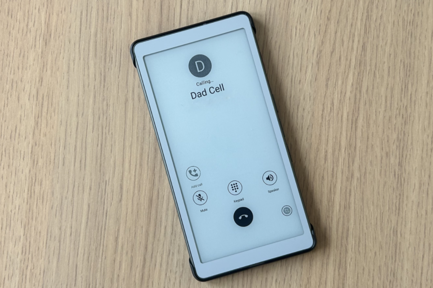 カメラ・GPSなし、でも通話はできる。このE Ink端末、スマホとしてあり