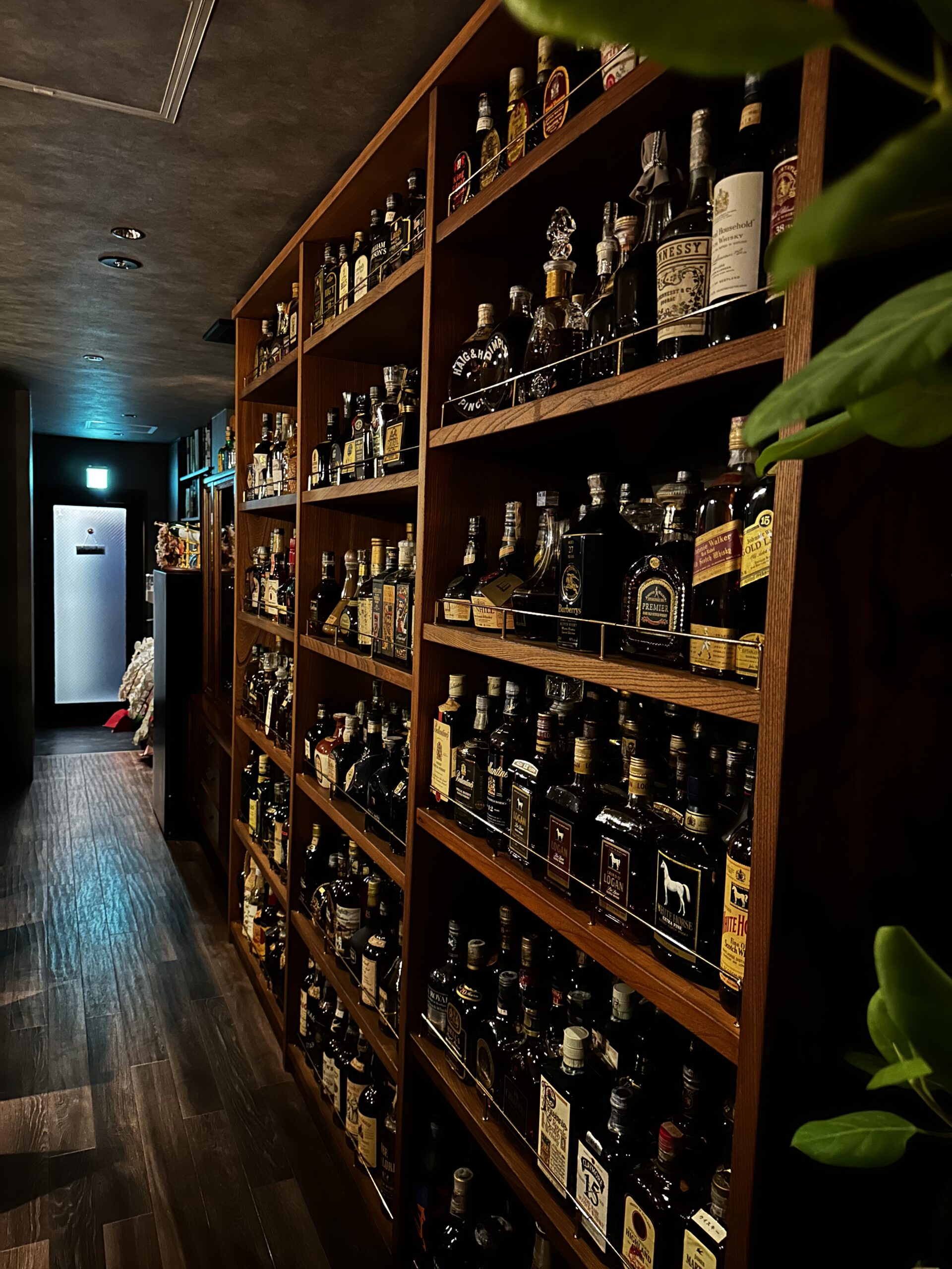 オーセンティックバーのカウンターとボトルラック – 野瀬銘木店