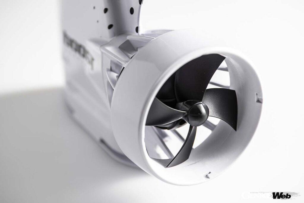 パドルを使うことなくSUPやサーフィンを楽しめる魅力的な電動フィン