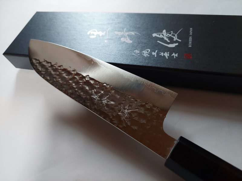 越前伝統工芸士「黒崎優」閃光・三徳包丁165mm（粉末ハイス鋼・鎚目打