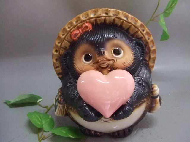 ta-396 ピンクの💛ハートを持った狸（女子）｜信楽たぬき専門店/ネット