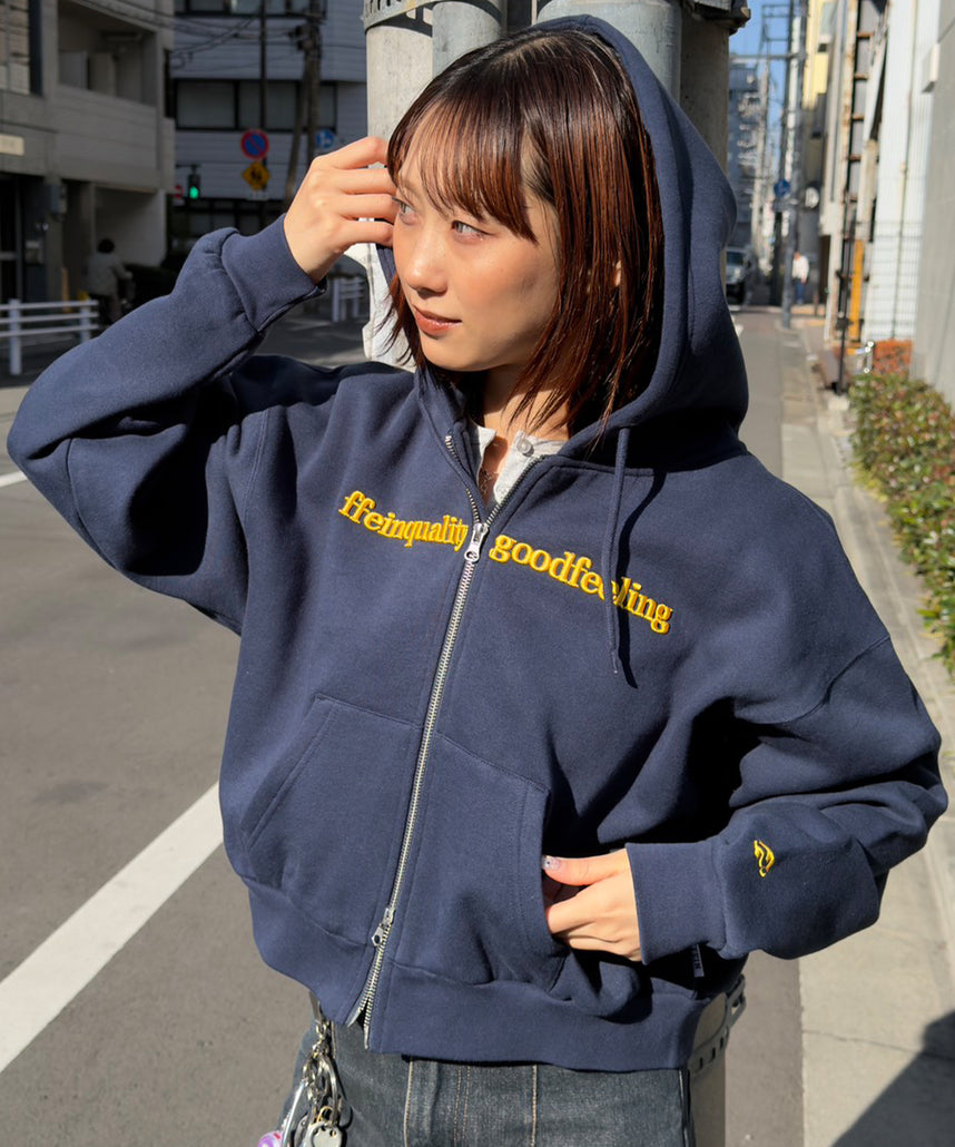 FFEIN(フェイン)】センター3D刺繍立体フードショート丈ZIPパーカー