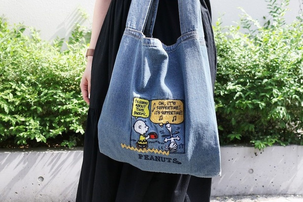 PEANUTS Cafe 大阪」1周年記念！スヌーピーのデニムバッグ＆パブミラー