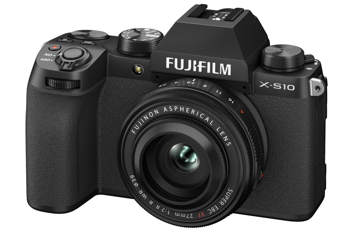 富士フイルム、リニューアルした最薄最軽量のパンケーキレンズ