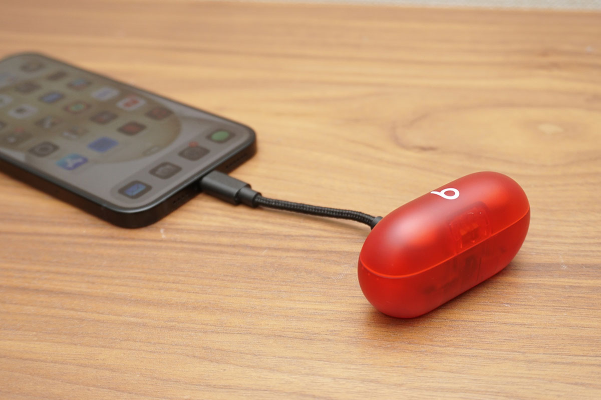 1万円台で超小型ケース付き! 個性派イヤホン「Beats Solo Buds」を聴く