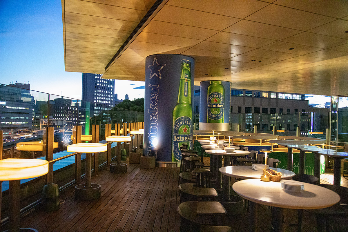 美しい夜景とハイネケンのライトアップを堪能 - ハイネケンが