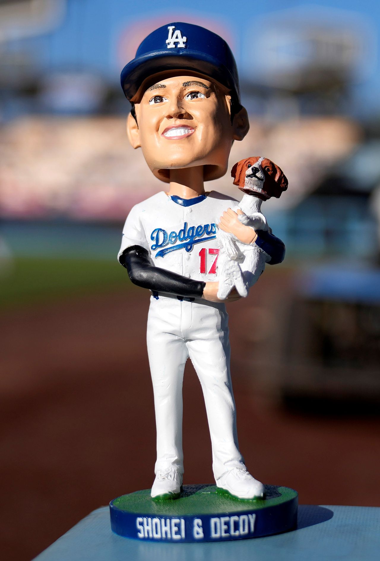 大人気だった“デコピン”ボブルヘッド 今回の大谷翔平はMVPの盾を抱えて