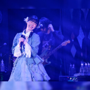 前島亜美 初の生バンドを迎えた2ndワンマンで全16曲を熱演／公演の模様