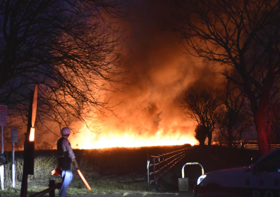 速報】渡良瀬遊水地で出火 ヨシ原燃え広がる（茨城新聞クロスアイ