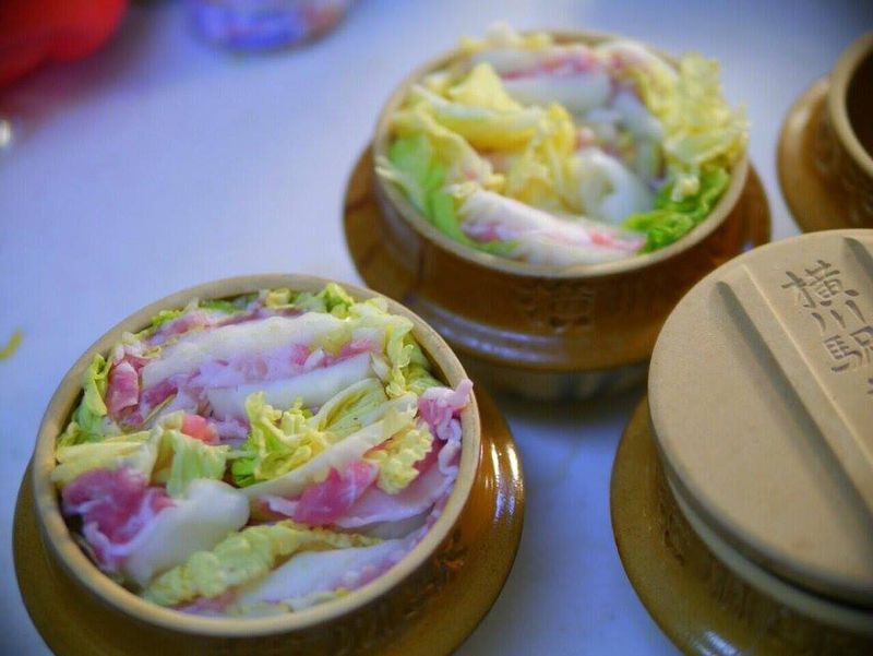 峠の釜めし」容器、炊飯にパン焼きに使える！実際に試した“駅弁容器の