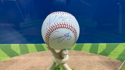 超レア画像】ドジャース大谷翔平選手と山本由伸投手のW直筆サイン