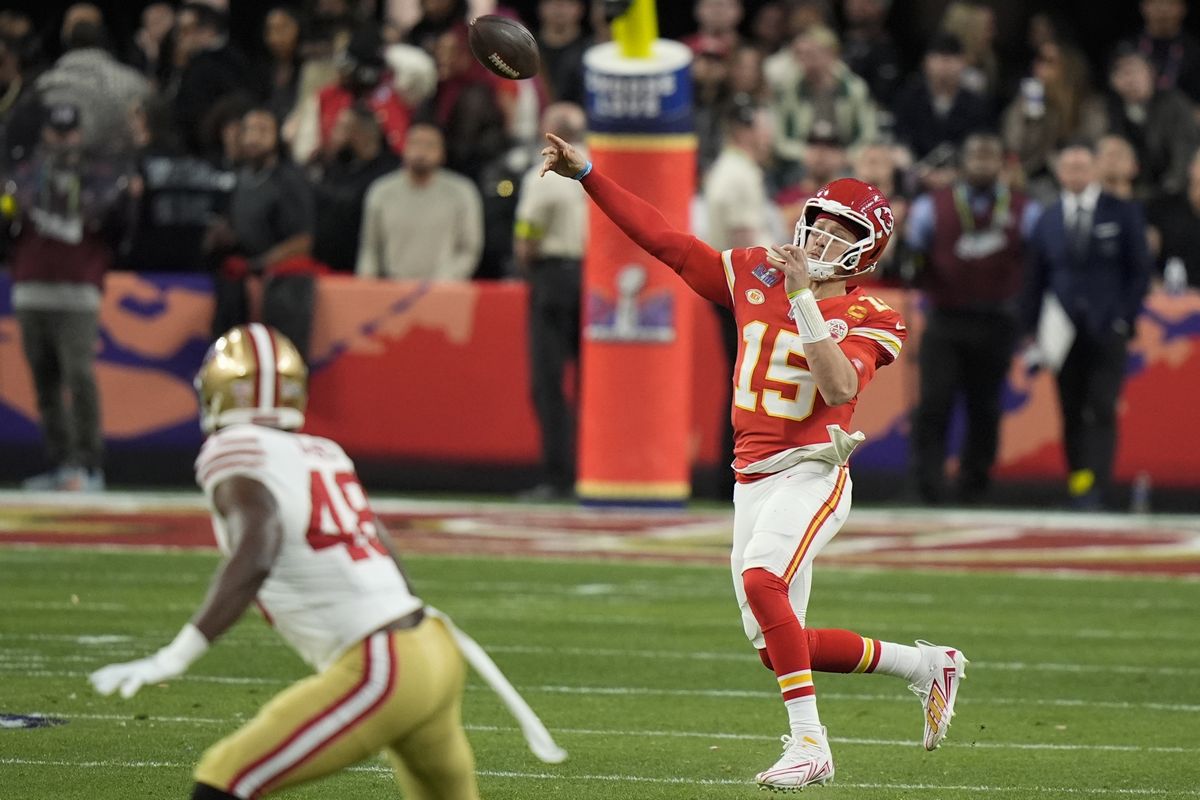 チーフスQBマホームズがポストシーズンに記念的な数字を達成 | NFL