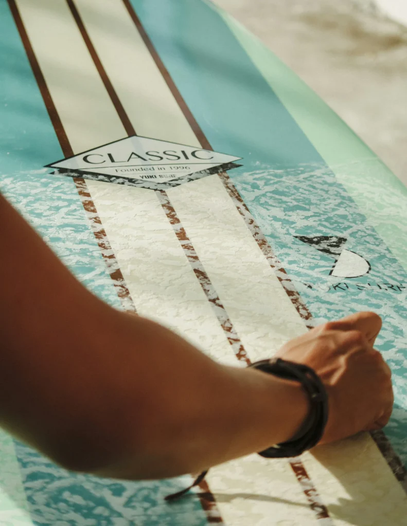 面倒なワックスが不要！グリップ力の高いオススメのサーフボード用