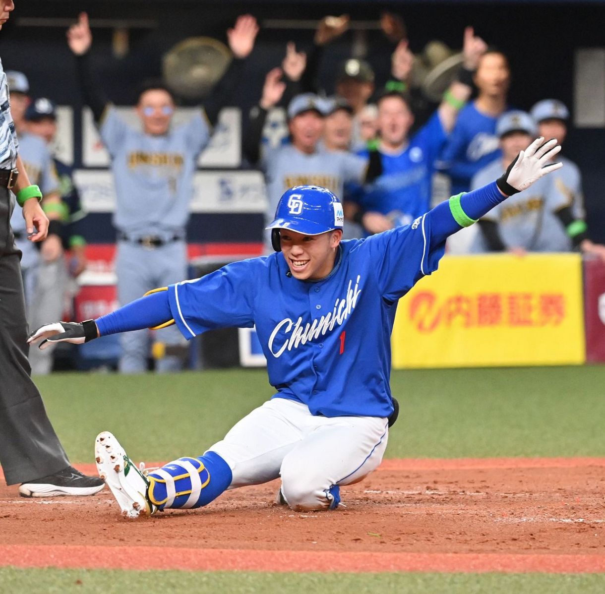 腕ぐるぐるに「まじか…」中日・岡林勇希〝ランニング・ホームラン〟で