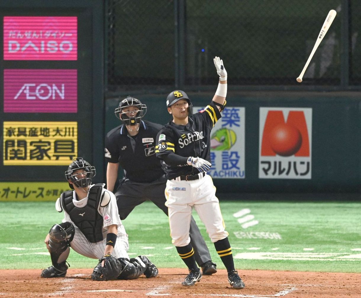ソフトバンク嶺井博希「確信歩き」「バット投げ」特大1号同点2ラン