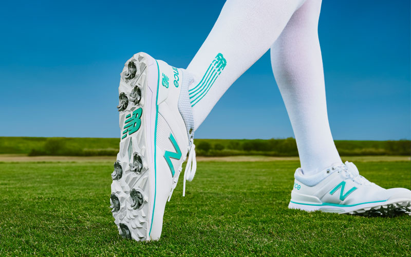 白にターコイズブルーが真夏ラウンドに映える！ ニューバランスの新作