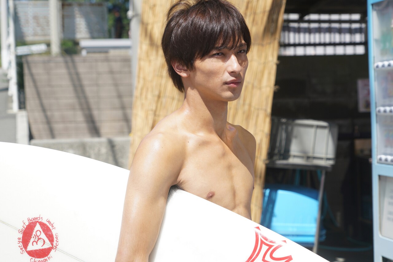 横浜流星がサーフィンに初挑戦、Amazonドラマで川口春奈と共演