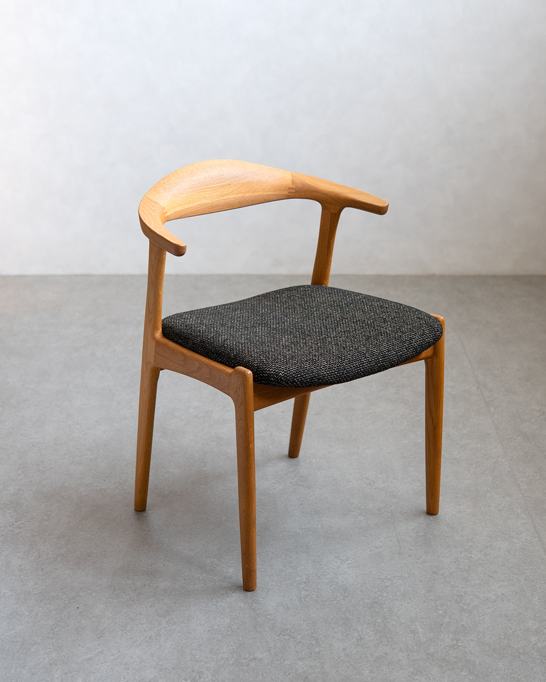 シキファニチア ｜ オメガセミアームチェア