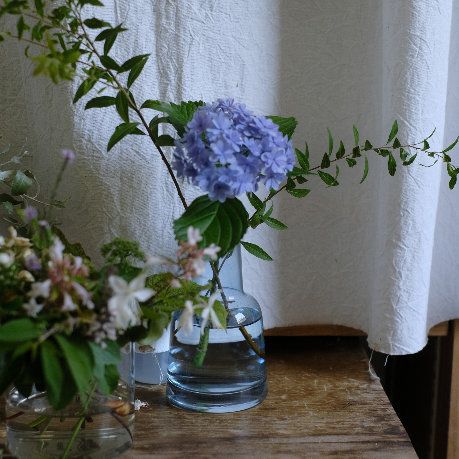 おしゃれなブルーのガラス花瓶｜花束にぴったり｜そらいろさん＠花瓶の