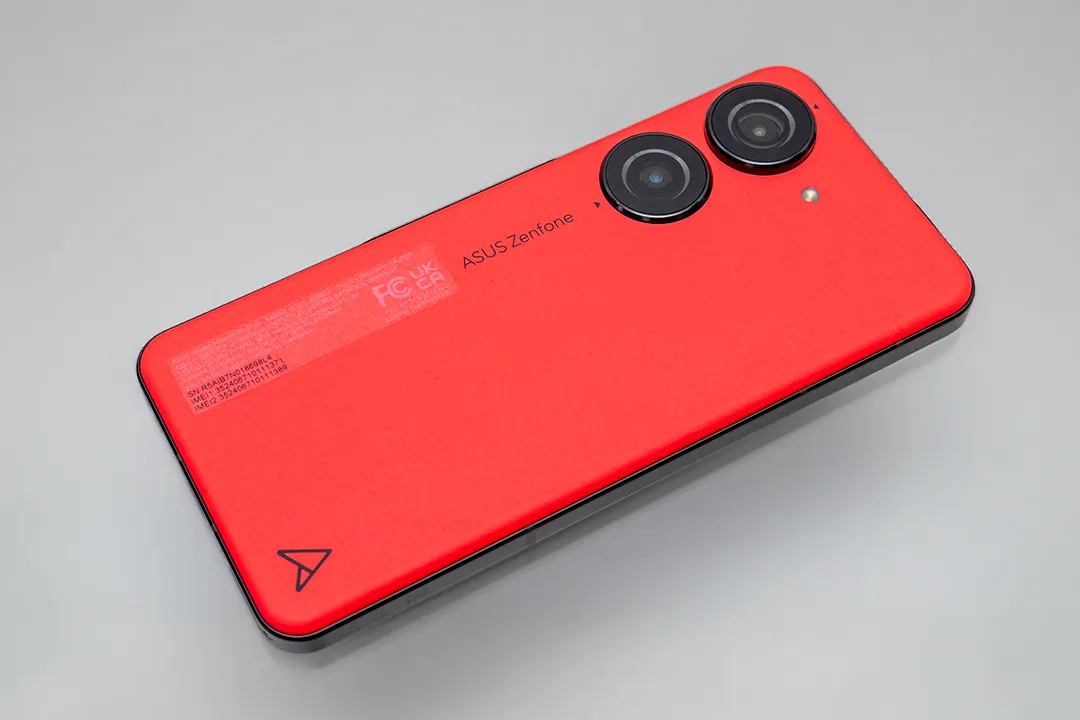 Zenfone 10 先行レビュー：手に馴染む！ワイヤレス充電に対応し、より