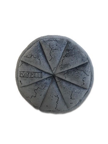 ポンペイ展」で出土品をグッズ化した「炭化したパンのクッション」が