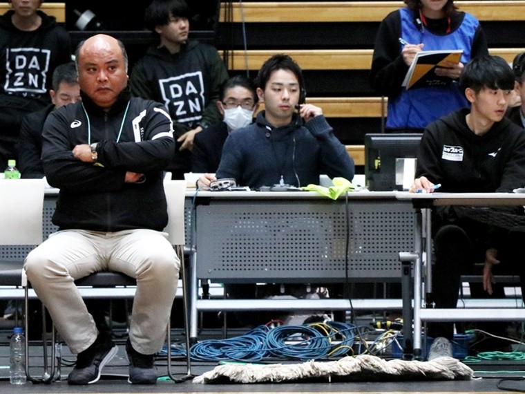 バレー - 初めて学生に見せた涙 福山平成大バレー・松井弘志監督(下