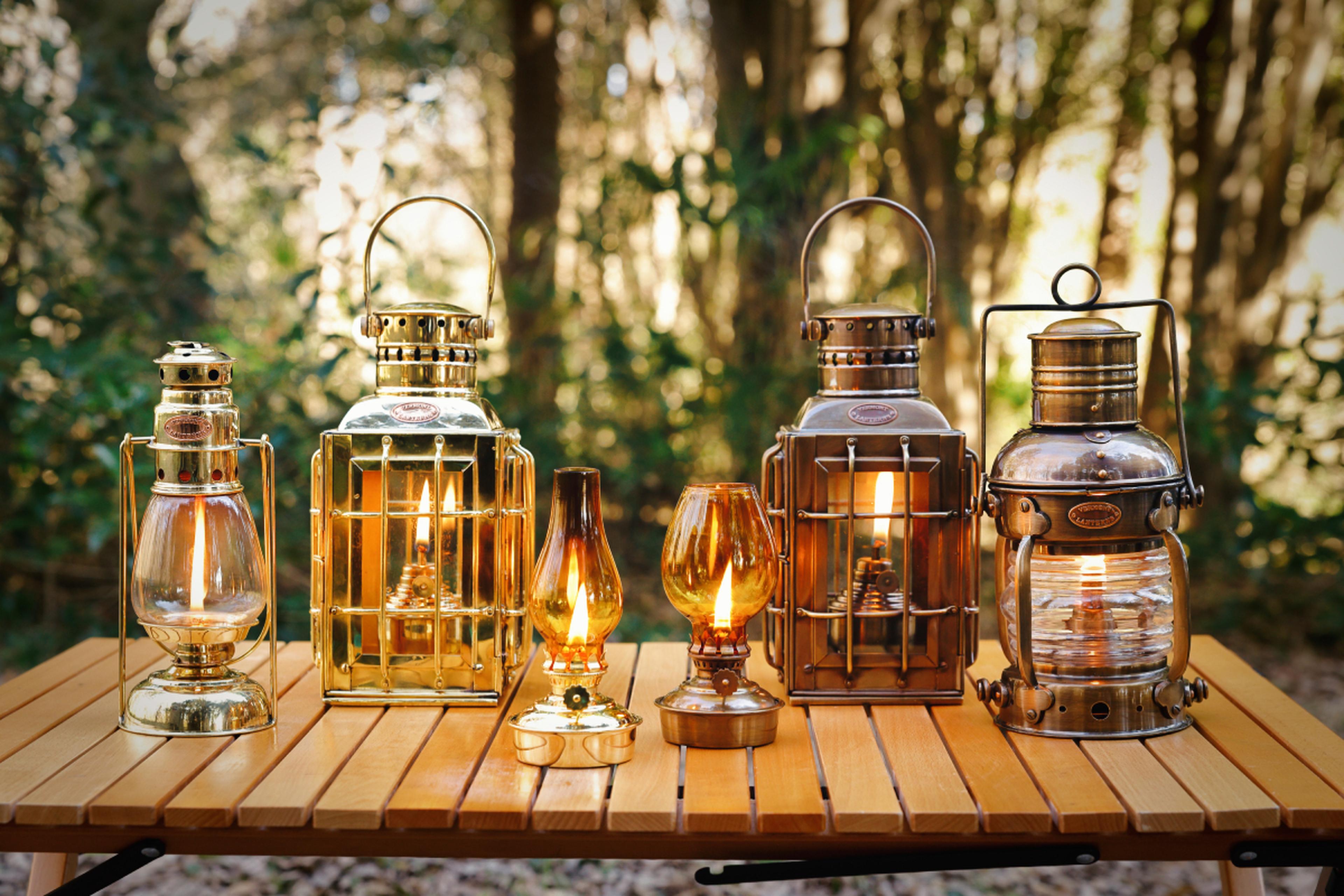 レトロな真鍮製ランタンが今、新しく、美しい。アウトドアの夜を幻想的