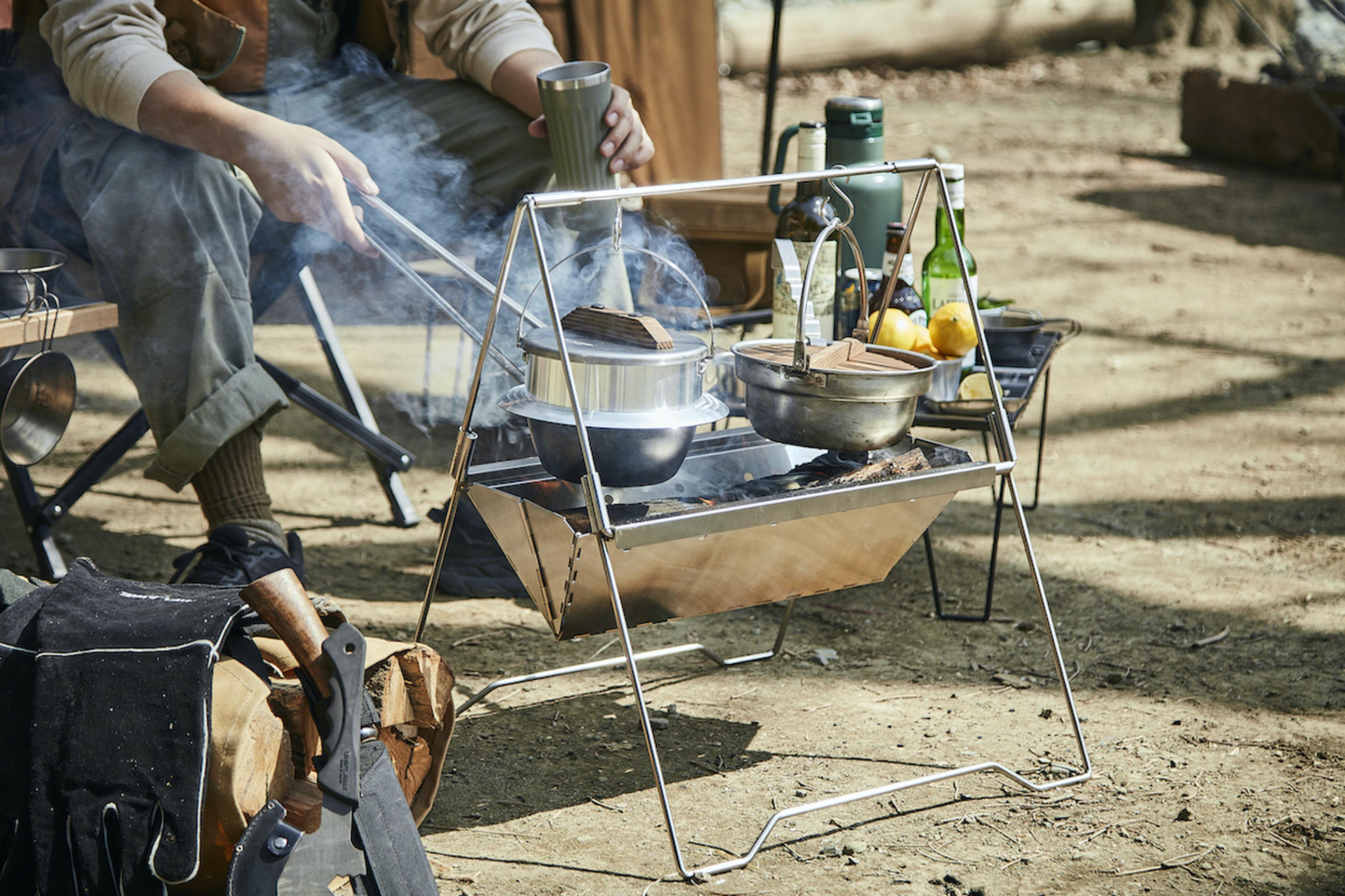 ユニフレームの新作「焚き火ベースsolo」が傑作の予感。「ぶら下げる