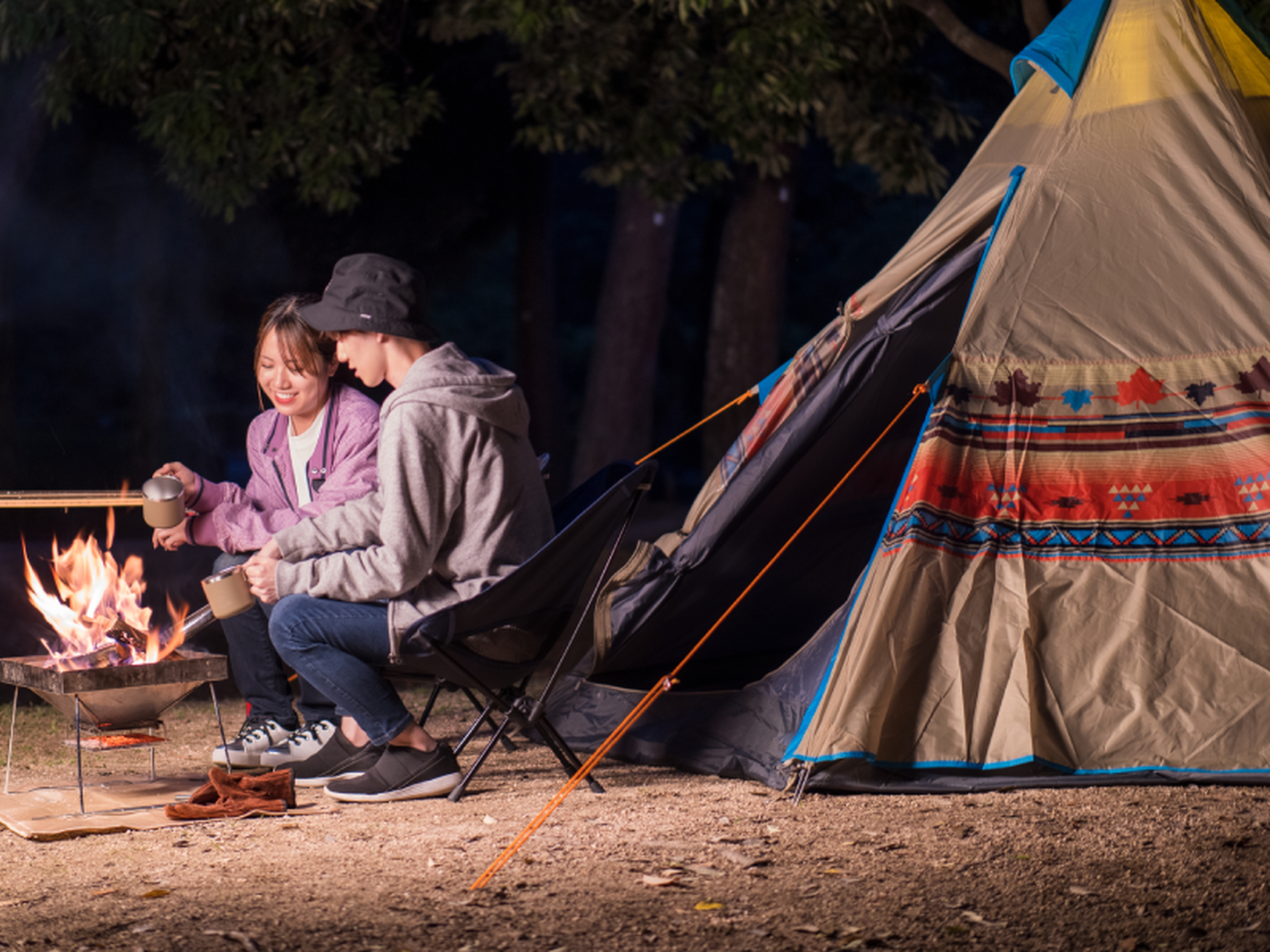 人気抜群！ロゴスのワンポールテントなら、可愛く快適にキャンプが
