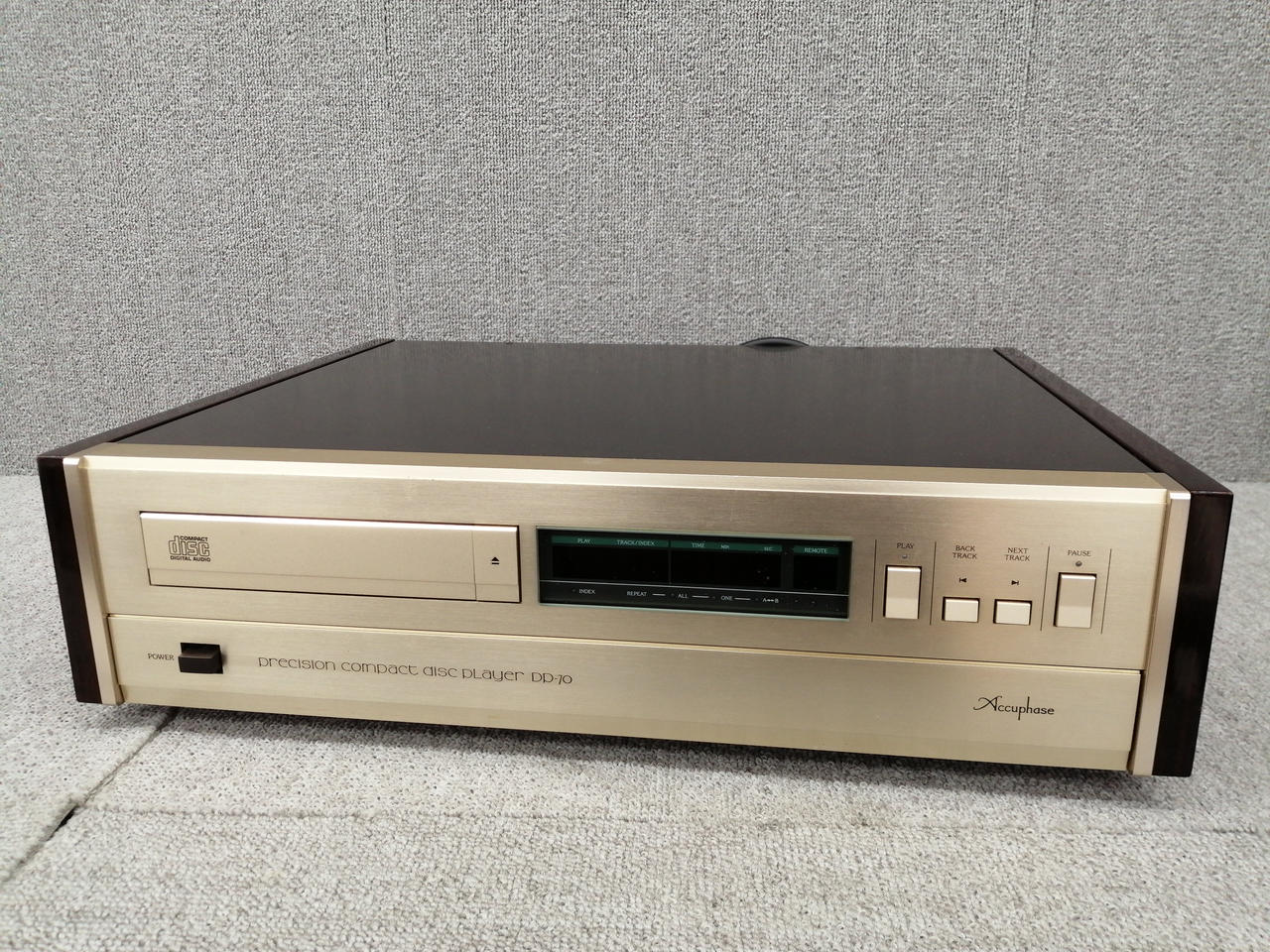 accuphaseアキュフェーズC-2000 メーカーメンテナンス後未使用です
