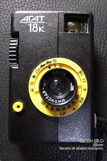 試写さんぽ】旧ソ連はベラルーシ製のハーフカメラAGAT18K持って