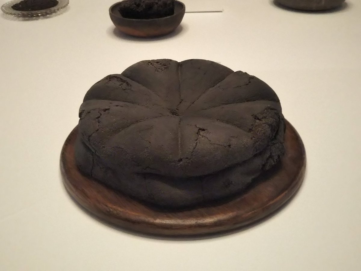 ポンペイ展グッズの目玉(？)が「炭化したパン」シリーズ。画像2枚目が