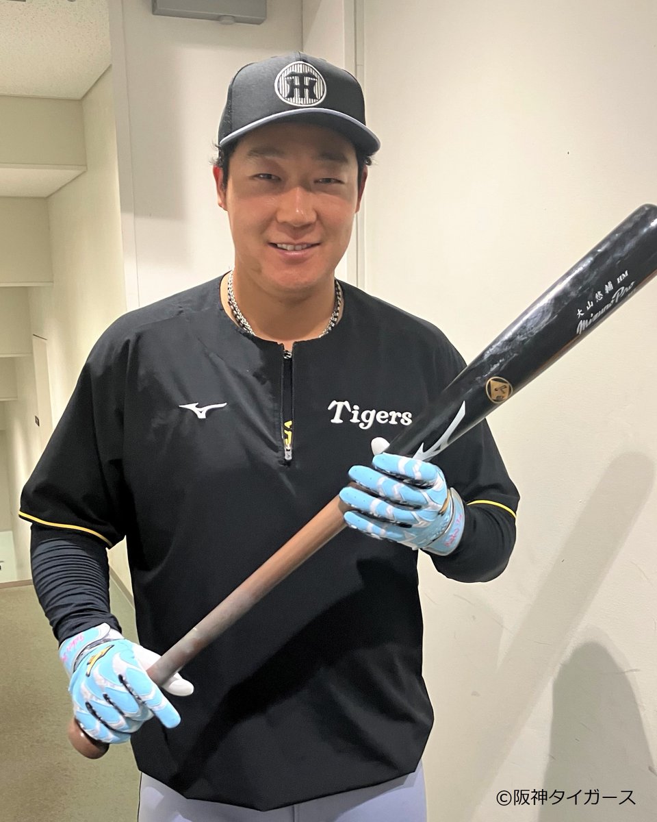 6月15日は父の日👔 #大山悠輔 選手へブルーカラーのバッティング手袋を