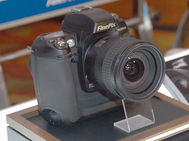 富士フイルム、ハニカムSR搭載デジタル一眼レフ「FinePix S3 Pro」