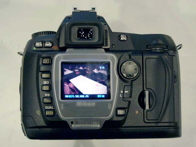 ニコン、15万円のレンズ交換式デジタル一眼「D70」