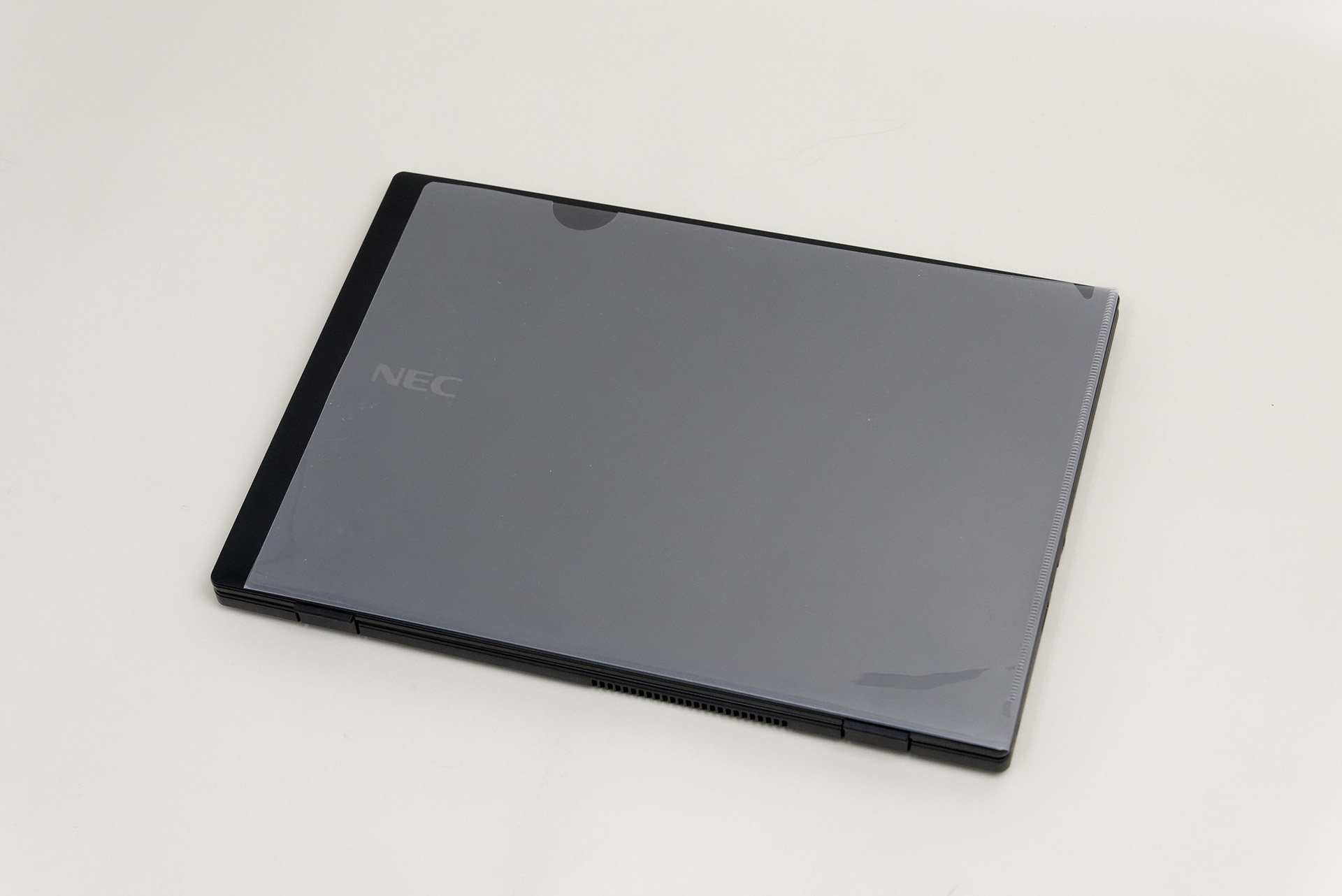 サイズ感と使い勝手のいいとこ取り。NECの14型ノートPC「VersaPro