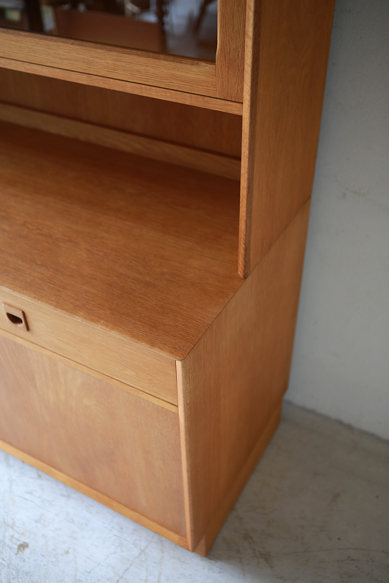 Glass Cabinet / CupBoard by BROUER Møbelfabrik | phono | 金沢 北欧