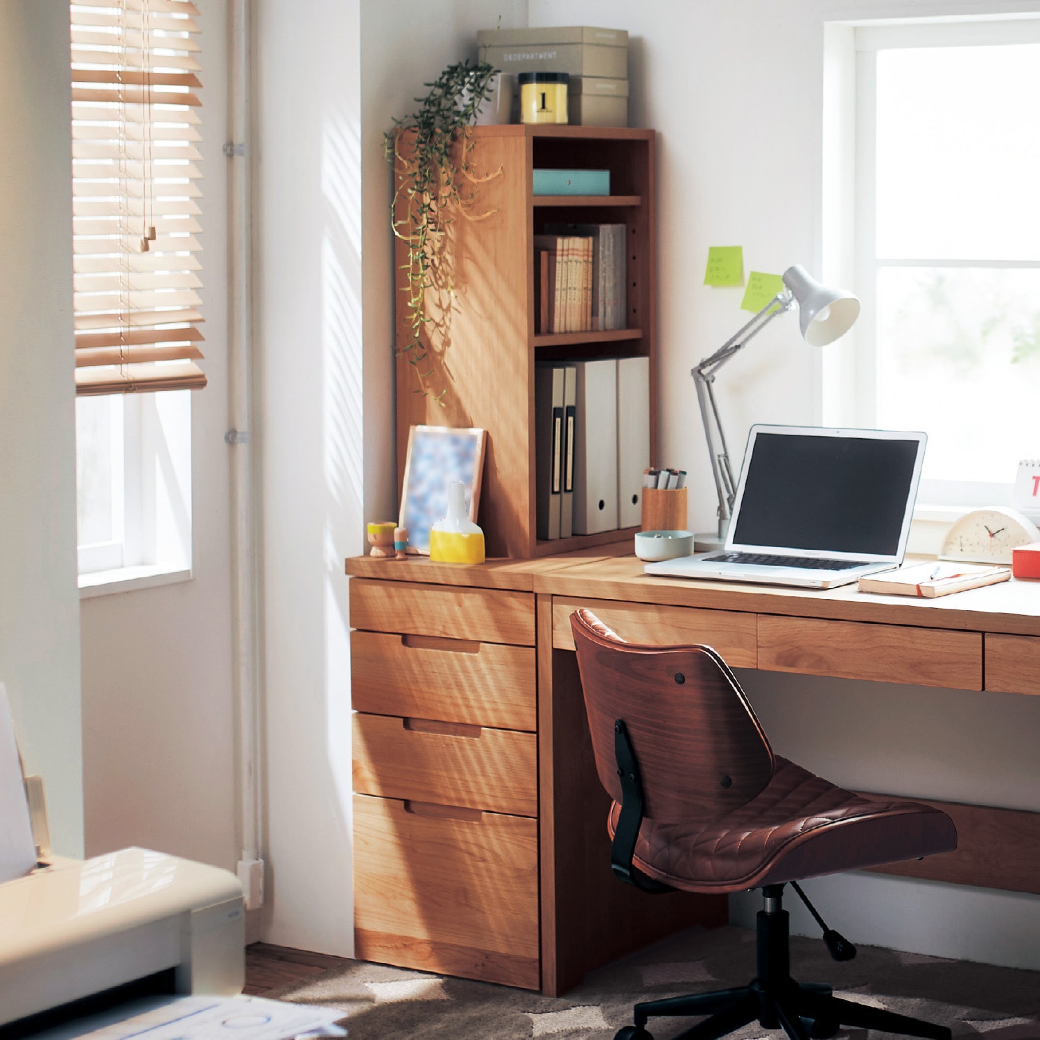 あたたかみのあるアルダー材のデスクサイドラック（デスクサイドワゴン